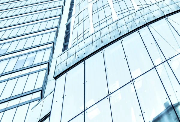 Панорамний і перспективний широкий кут зору на сталевий світло-блакитний фон зі скла висотних будівель хмарочос комерційного сучасного міста майбутнього. Концепція бізнесу успішної промислової архітектури — стокове фото