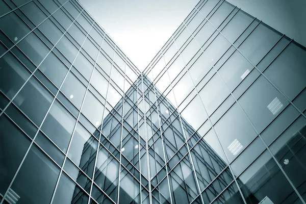 Panoramische und prospektive Weitwinkelblick auf stahlhellblauen Hintergrund eines Glashochhauses Wolkenkratzer kommerzielle moderne Stadt der Zukunft. Geschäftskonzept erfolgreicher Industriearchitektur — Stockfoto