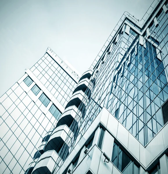 Panoramische und prospektive Weitwinkelblick auf stahlhellblauen Hintergrund eines Glashochhauses Wolkenkratzer kommerzielle moderne Stadt der Zukunft. Geschäftskonzept erfolgreicher Industriearchitektur — Stockfoto