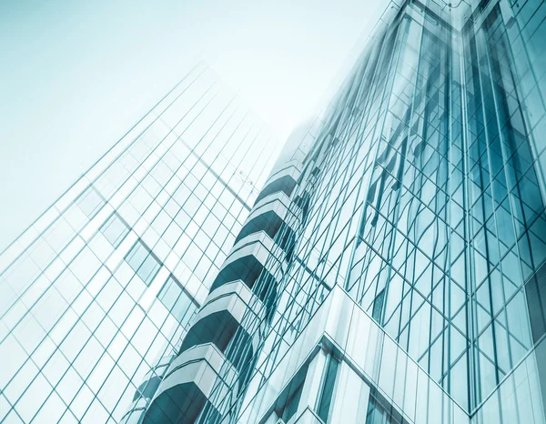 Panoramisch en toekomstige brede hoekmening op staal licht blauwe achtergrond van glas hoog stijgingsgebouw wolkenkrabber commerciële moderne stad van de toekomst. Bedrijfsconcept van succesvolle industriële architectuur — Stockfoto