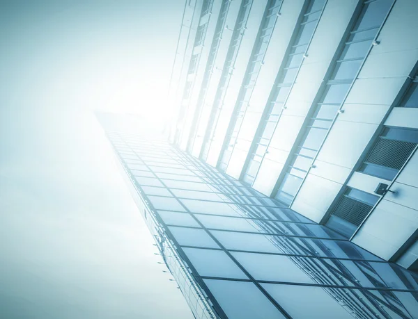 Vista panorámica y prospectiva de gran angular al fondo azul claro de acero del rascacielos de edificio de gran altura de cristal de la ciudad moderna comercial del futuro. Concepto empresarial de arquitectura industrial exitosa — Foto de Stock