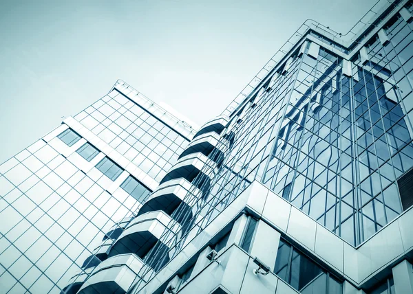 Vista panorámica y prospectiva de gran angular al fondo azul claro de acero del rascacielos de edificio de gran altura de cristal de la ciudad moderna comercial del futuro. Concepto empresarial de arquitectura industrial exitosa — Foto de Stock