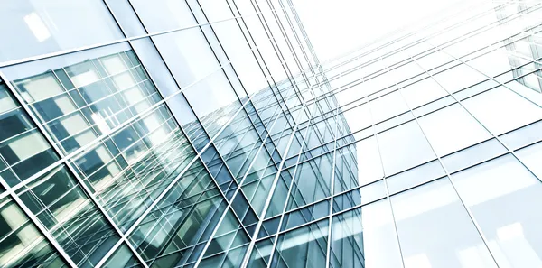 Panoramisch en toekomstige brede hoekmening op staal licht blauwe achtergrond van glas hoog stijgingsgebouw wolkenkrabber commerciële moderne stad van de toekomst. Bedrijfsconcept van succesvolle industriële architectuur — Stockfoto