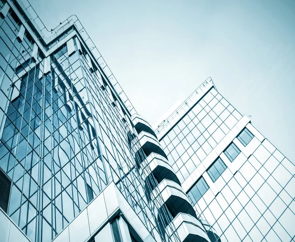 Vista panorámica y prospectiva de gran angular al fondo azul claro de acero del rascacielos de edificio de gran altura de cristal de la ciudad moderna comercial del futuro. Concepto empresarial de arquitectura industrial exitosa — Foto de Stock