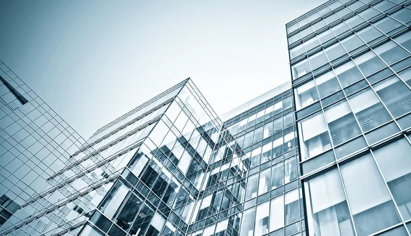 Vista panorámica y prospectiva de gran angular al fondo azul claro de acero del rascacielos de edificio de gran altura de cristal de la ciudad moderna comercial del futuro. Concepto empresarial de arquitectura industrial exitosa — Foto de Stock