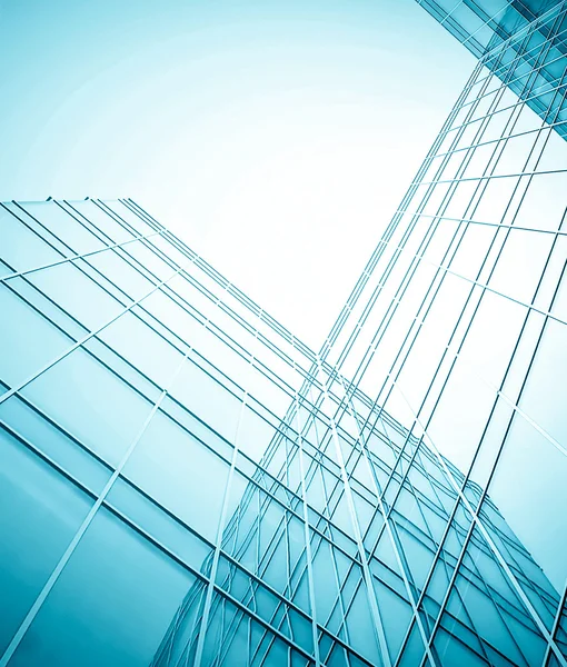 Panoramisch en toekomstige brede hoekmening op staal licht blauwe achtergrond van glas hoog stijgingsgebouw wolkenkrabber commerciële moderne stad van de toekomst. Bedrijfsconcept van succesvolle industriële architectuur — Stockfoto