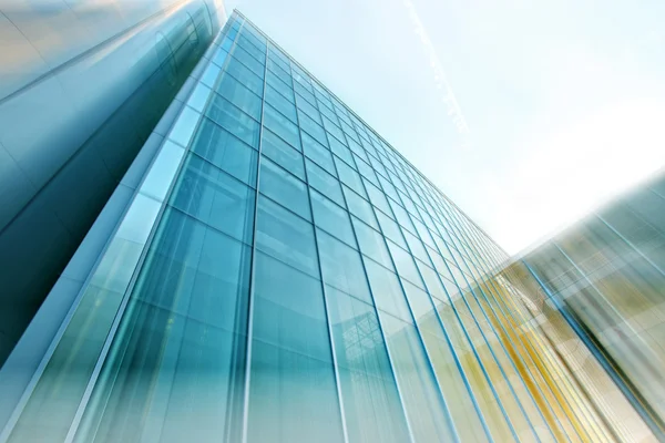 Sudut pandang panorama dan prospektif lebar untuk latar belakang biru muda dari kaca pencakar langit bangunan tinggi komersial kota modern masa depan. Konsep bisnis arsitektur industri yang sukses — Stok Foto