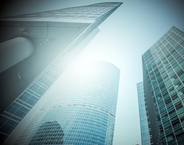 Panorámás és leendő széles szög kilátás az acél üveg magas emelkedik épület felhőkarcoló kereskedelmi modern városban jövő fény kék háttér. Üzleti koncepció, a sikeres ipari építészet — Stock Fotó