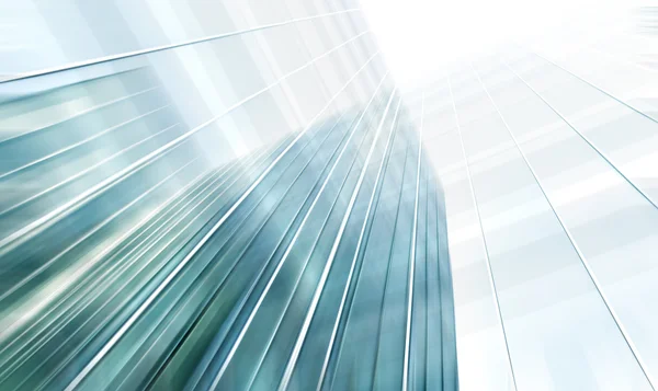 Panoramautsikt og fremadskuende vid vinkel i forhold til lys blå bakgrunn av høyt skyskraper av glass som bygger framtidens moderne by. Forretningskonsept for vellykket industriarkitektur – stockfoto