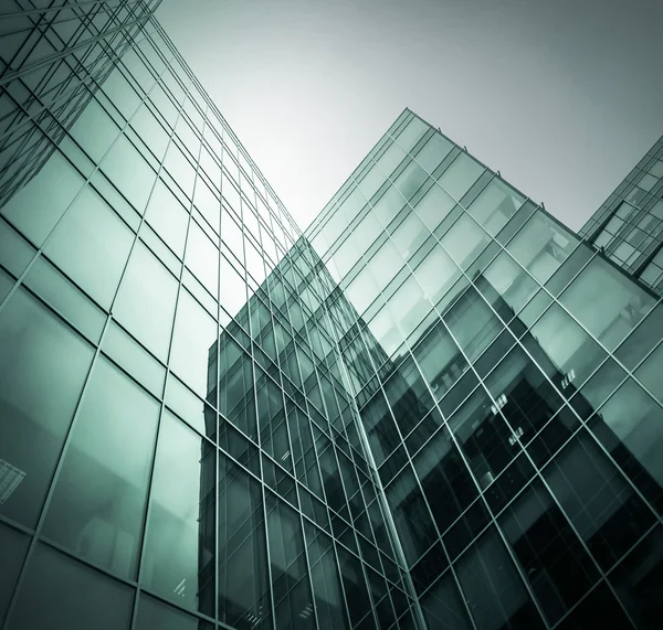 Panoramisch en toekomstige brede hoekmening op staal licht blauwe achtergrond van glas hoog stijgingsgebouw wolkenkrabber commerciële moderne stad van de toekomst. Bedrijfsconcept van succesvolle industriële architectuur — Stockfoto