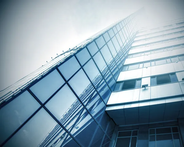 Panoramisch en toekomstige brede hoekmening op staal licht blauwe achtergrond van glas hoog stijgingsgebouw wolkenkrabber commerciële moderne stad van de toekomst. Bedrijfsconcept van succesvolle industriële architectuur — Stockfoto