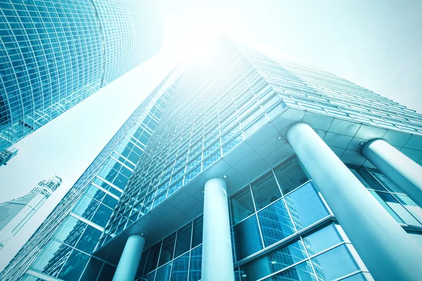 Vista panorámica y prospectiva de gran angular al fondo azul claro de acero del rascacielos de edificio de gran altura de cristal de la ciudad moderna comercial del futuro. Concepto empresarial de arquitectura industrial exitosa —  Fotos de Stock