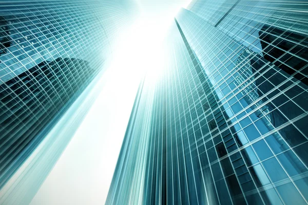 Panoramisch en toekomstige brede hoekmening op staal licht blauwe achtergrond van glas hoog stijgingsgebouw wolkenkrabber commerciële moderne stad van de toekomst. Bedrijfsconcept van succesvolle industriële architectuur — Stockfoto