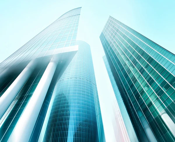 Panoramisch en toekomstige brede hoekmening op staal licht blauwe achtergrond van glas hoog stijgingsgebouw wolkenkrabber commerciële moderne stad van de toekomst. Bedrijfsconcept van succesvolle industriële architectuur — Stockfoto