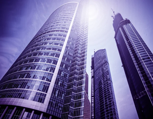 Panoramische und prospektive Weitwinkelblick auf stahlhellblauen Hintergrund eines Glashochhauses Wolkenkratzer kommerzielle moderne Stadt der Zukunft. Geschäftskonzept erfolgreicher Industriearchitektur — Stockfoto