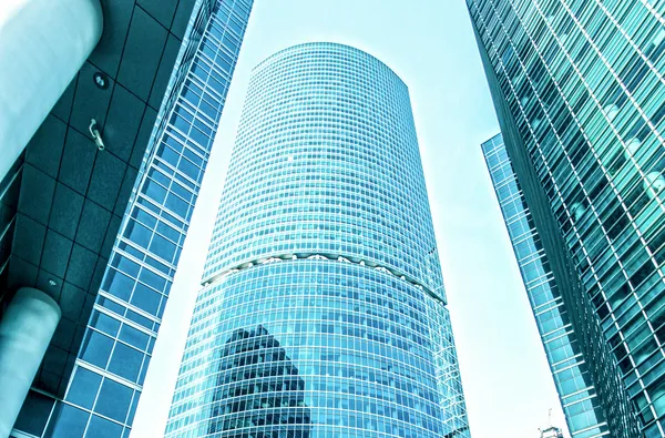 Vista panorâmica e prospectiva de ângulo largo para o fundo azul claro de aço de vidro arranha-céu de construção de arranha-céus comercial cidade moderna do futuro. Conceito de negócio de arquitetura industrial de sucesso — Fotografia de Stock