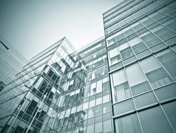 Panoramisch en toekomstige brede hoekmening op staal licht blauwe achtergrond van glas hoog stijgingsgebouw wolkenkrabber commerciële moderne stad van de toekomst. Bedrijfsconcept van succesvolle industriële architectuur — Stockfoto