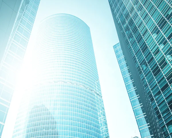 Vista panorámica y prospectiva de gran angular al fondo azul claro de acero del rascacielos de edificio de gran altura de cristal de la ciudad moderna comercial del futuro. Concepto empresarial de arquitectura industrial exitosa — Foto de Stock