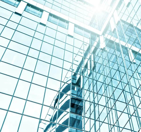 Panoramisch en toekomstige brede hoekmening op staal licht blauwe achtergrond van glas hoog stijgingsgebouw wolkenkrabber commerciële moderne stad van de toekomst. Bedrijfsconcept van succesvolle industriële architectuur — Stockfoto