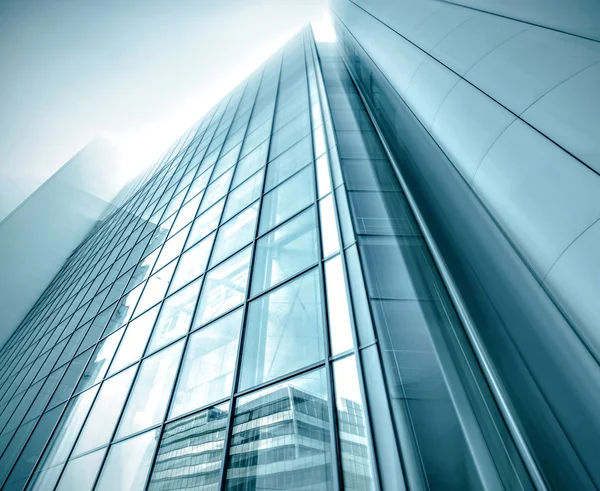 Panoramisch en toekomstige brede hoekmening op staal licht blauwe achtergrond van glas hoog stijgingsgebouw wolkenkrabber commerciële moderne stad van de toekomst. Bedrijfsconcept van succesvolle industriële architectuur — Stockfoto