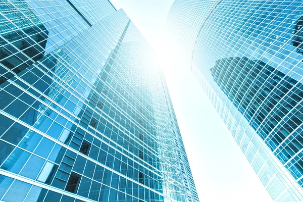 Panoramische und prospektive Weitwinkelblick auf stahlhellblauen Hintergrund eines Glashochhauses Wolkenkratzer kommerzielle moderne Stadt der Zukunft. Geschäftskonzept erfolgreicher Industriearchitektur — Stockfoto