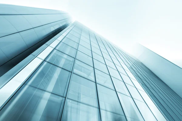 Panoramisch en toekomstige brede hoekmening op staal licht blauwe achtergrond van glas hoog stijgingsgebouw wolkenkrabber commerciële moderne stad van de toekomst. Bedrijfsconcept van succesvolle industriële architectuur — Stockfoto