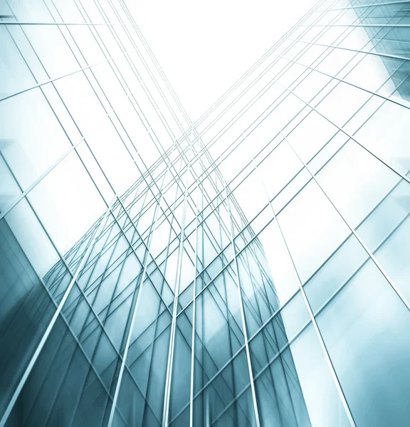 Panoramisch en toekomstige brede hoekmening op staal licht blauwe achtergrond van glas hoog stijgingsgebouw wolkenkrabber commerciële moderne stad van de toekomst. Bedrijfsconcept van succesvolle industriële architectuur — Stockfoto