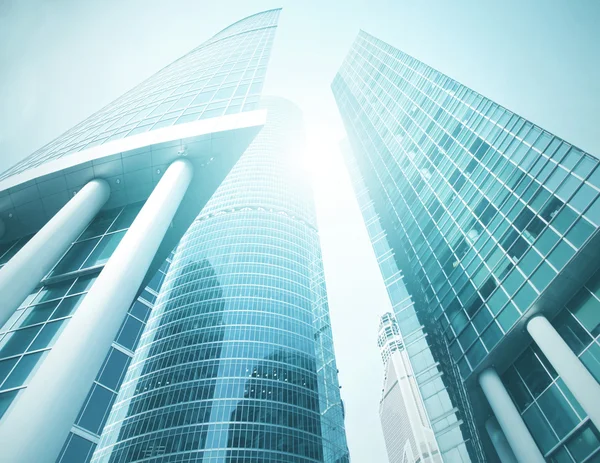 Panoramische und prospektive Weitwinkelblick auf stahlhellblauen Hintergrund eines Glashochhauses Wolkenkratzer kommerzielle moderne Stadt der Zukunft. Geschäftskonzept erfolgreicher Industriearchitektur — Stockfoto