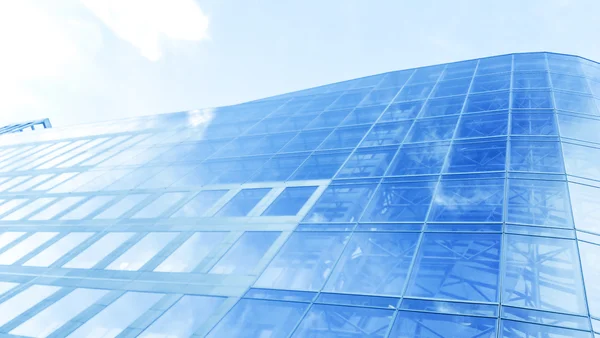 Panoramautsikt och blivande vidvinkel vy till stål ljusblå bakgrund av glas hög upphov bygga skyskrapa kommersiella moderna staden för framtiden. Affärsidé för framgångsrika industriella arkitekturen — Stockfoto