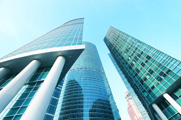 Panoramische und prospektive Weitwinkelblick auf stahlhellblauen Hintergrund eines Glashochhauses Wolkenkratzer kommerzielle moderne Stadt der Zukunft. Geschäftskonzept erfolgreicher Industriearchitektur — Stockfoto