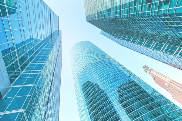 Panoramische und prospektive Weitwinkelblick auf stahlhellblauen Hintergrund eines Glashochhauses Wolkenkratzer kommerzielle moderne Stadt der Zukunft. Geschäftskonzept erfolgreicher Industriearchitektur — Stockfoto