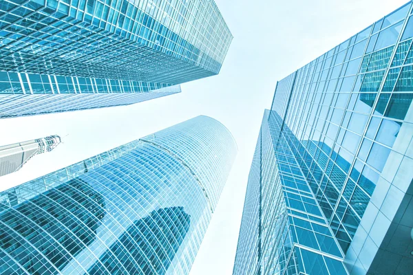 Panoramisch en toekomstige brede hoekmening op staal licht blauwe achtergrond van glas hoog stijgingsgebouw wolkenkrabber commerciële moderne stad van de toekomst. Bedrijfsconcept van succesvolle industriële architectuur — Stockfoto