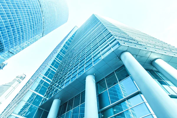 Vista panorámica y prospectiva de gran angular al fondo azul claro de acero del rascacielos de edificio de gran altura de cristal de la ciudad moderna comercial del futuro. Concepto empresarial de arquitectura industrial exitosa —  Fotos de Stock