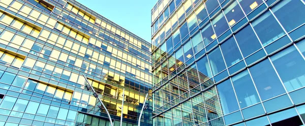 Panoramische und prospektive Weitwinkelblick auf stahlhellblauen Hintergrund eines Glashochhauses Wolkenkratzer kommerzielle moderne Stadt der Zukunft. Geschäftskonzept erfolgreicher Industriearchitektur — Stockfoto