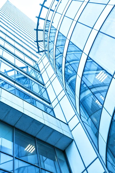 Panoramique et prospective vue grand angle à l'acier fond bleu clair de verre gratte-ciel immeuble de grande hauteur commerciale ville moderne de l'avenir. Concept d'entreprise d'architecture industrielle réussie — Photo