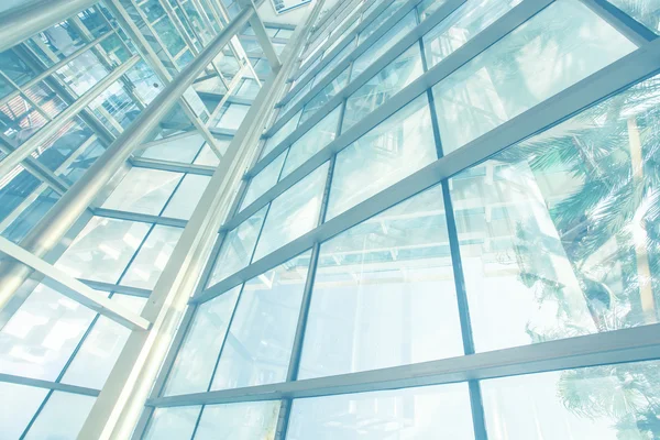 Vista panorámica y prospectiva de gran angular al fondo azul claro de acero del rascacielos de edificio de gran altura de cristal de la ciudad moderna comercial del futuro. Concepto empresarial de arquitectura industrial exitosa — Foto de Stock