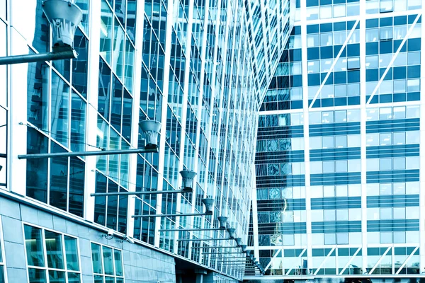 철강의 미래 마천루 상업 현대 도시 건물 유리 높은 상승의 밝은 파란색 배경 파노라마와 미래의 광각 보기. 성공적인 산업 구조의 비즈니스 개념 — 스톡 사진