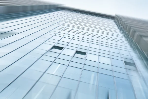 Vista panorámica y prospectiva de gran angular al fondo azul claro de acero del rascacielos de edificio de gran altura de cristal de la ciudad moderna comercial del futuro. Concepto empresarial de arquitectura industrial exitosa — Foto de Stock