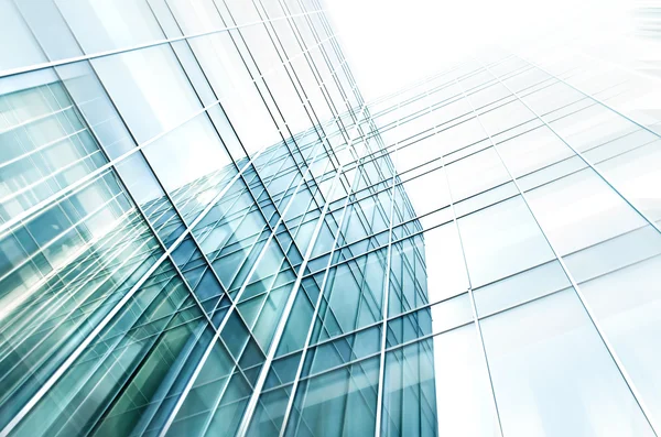 Panoramautsikt och blivande vidvinkel vy till stål ljusblå bakgrund av glas hög upphov bygga skyskrapa kommersiella moderna staden för framtiden. Affärsidé för framgångsrika industriella arkitekturen Royaltyfria Stockbilder