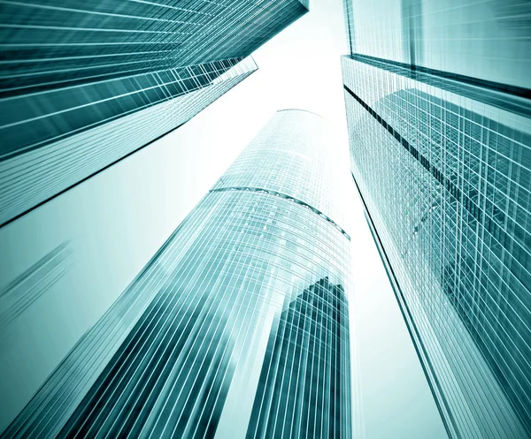 Панорамний і перспективний широкий кут зору на сталевий світло-блакитний фон зі скла висотних будівель хмарочос комерційного сучасного міста майбутнього. Концепція бізнесу успішної промислової архітектури Стокова Картинка