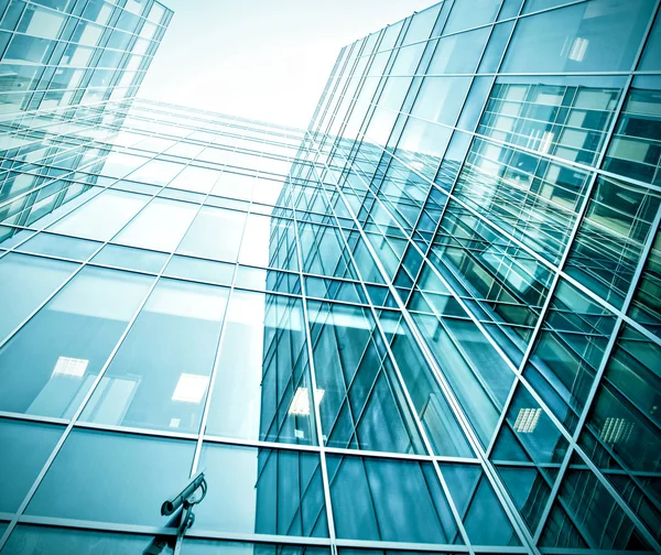 Panoramisch en toekomstige brede hoekmening op staal licht blauwe achtergrond van glas hoog stijgingsgebouw wolkenkrabber commerciële moderne stad van de toekomst. Bedrijfsconcept van succesvolle industriële architectuur Stockfoto