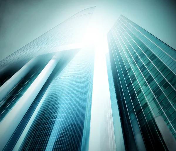 Panoramautsikt och blivande vidvinkel vy till stål ljusblå bakgrund av glas hög upphov bygga skyskrapa kommersiella moderna staden för framtiden. Affärsidé för framgångsrika industriella arkitekturen Royaltyfria Stockfoton