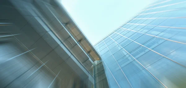 Panoramisch en toekomstige brede hoekmening op staal licht blauwe achtergrond van glas hoog stijgingsgebouw wolkenkrabber commerciële moderne stad van de toekomst. Bedrijfsconcept van succesvolle industriële architectuur Stockafbeelding