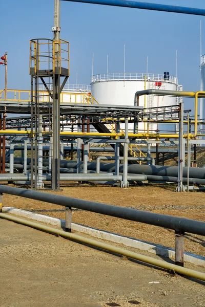 Vista de tanques de armazenamento em uma refinaria — Fotografia de Stock