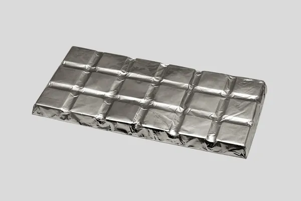 Barra de chocolate en papel de aluminio . — Foto de Stock