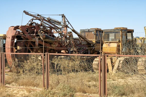 Velho trator abandonado . — Fotografia de Stock