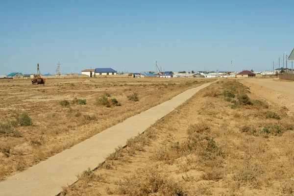 Caminho de concreto em direção à aldeia . — Fotografia de Stock