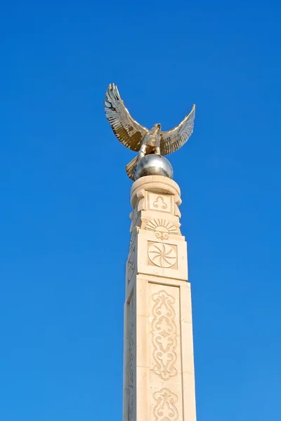 Memorial monument van een adelaar met verspreiding vleugels — Stockfoto