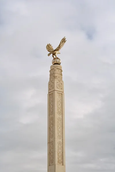 Monumento comemorativo de uma águia com asas abertas — Fotografia de Stock