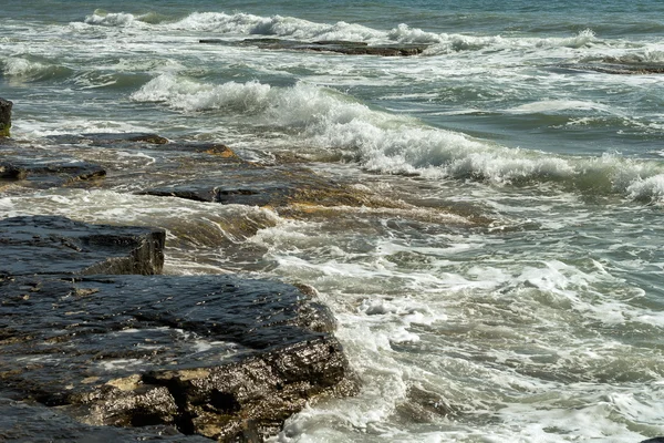 Meereswellen schlagen gegen die Felsen. — Stockfoto